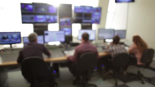 Καταγράφουν Κύρια Newsroom Δελτίο Ειδήσεων Βράδυ Θάμπωμα Του Φόντου — Αρχείο Βίντεο