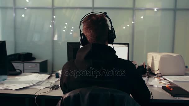 Newsroom Içinde Bir Bilgisayarda Çalışan Bir Gazeteci — Stok video