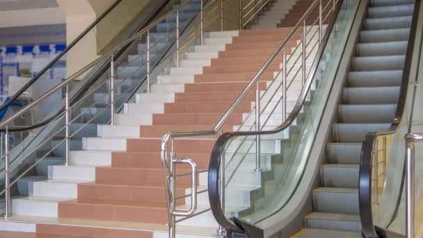 Die Leute Gehen Die Treppe Business Center Hinunter Zeitraffer — Stockvideo