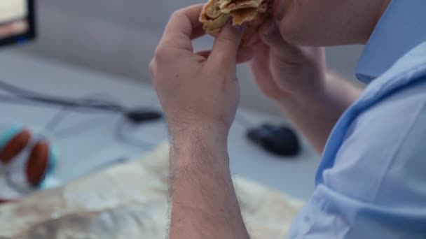 Άνθρωπος Που Τρώει Ένα Σάντουιτς Στο Χώρο Εργασίας — Αρχείο Βίντεο