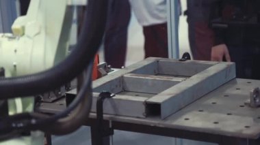 Yeniliklerin sergisinde robot kaynak makinesi