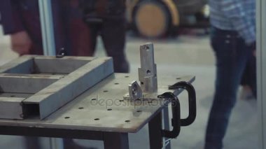 Yeniliklerin sergisinde robot kaynak makinesi