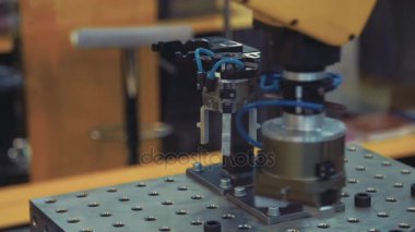 Yeniliklerin sergisinde robot kaynak makinesi