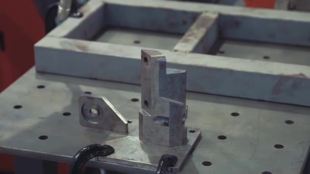 创新展上的机器人焊机 — 图库视频影像