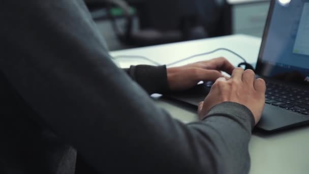 Homem Trabalhando Laptop — Vídeo de Stock