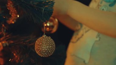 Küçük çocuk bir Noel ağacı süsle