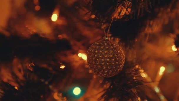 Weihnachtsspielzeug Auf Dem Weihnachtsbaum — Stockvideo