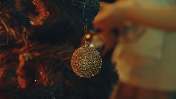 Niño Pequeño Decora Árbol Navidad — Vídeo de stock