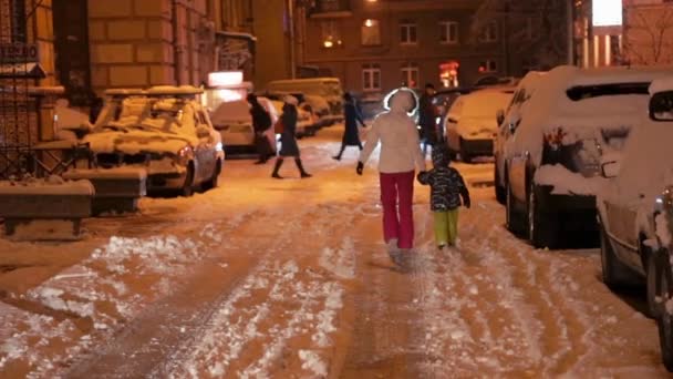 Mujer Con Niño Camino Cubierto Nieve — Vídeos de Stock