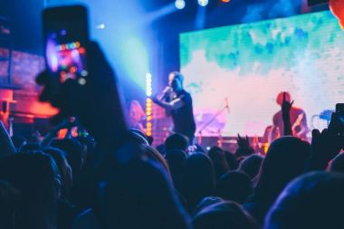 Kulüpteki konserde izleyiciler.