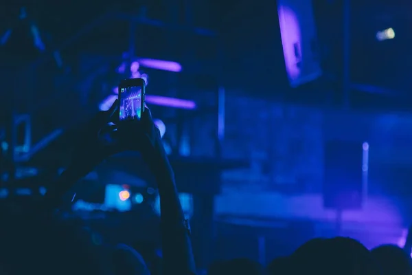 Publiken på en konsert på klubben — Stockfoto