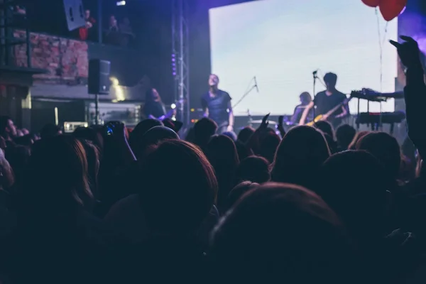 Publiken på en konsert på klubben — Stockfoto