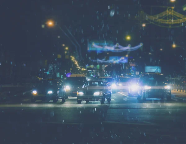 Tráfico urbano por la noche — Foto de Stock