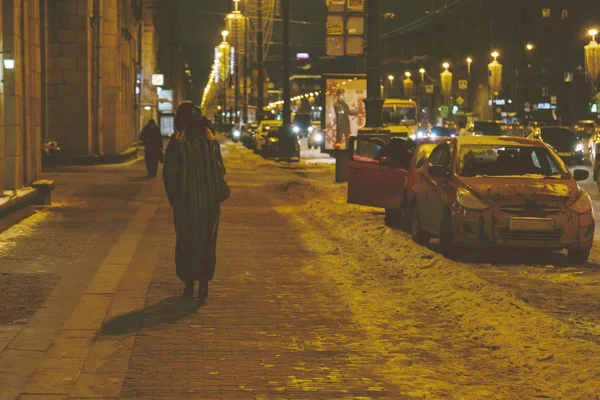 Жінка йде по вулиці вночі — стокове фото
