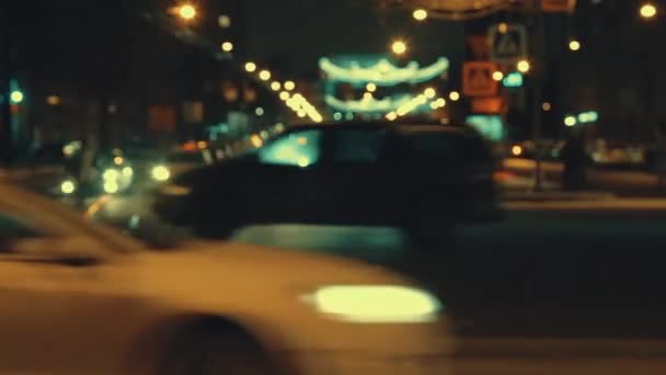 Stadstrafik Natten Bakgrundsoskärpa — Stockvideo