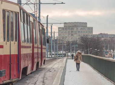 Kışın bir köprüde tramvay