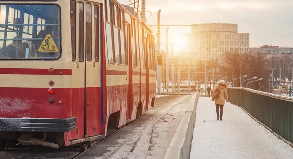 Трамвай на мосту зимой — стоковое фото