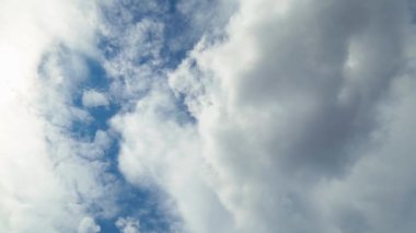 üzerinde mavi akşam gökyüzünde bulutlar