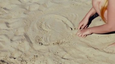 Çocuk kum havuzunda yaz aylarında oyun.