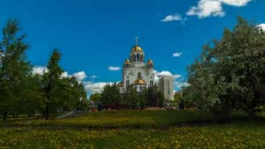 Yekaterinburg bahar tapınakta. Timelapse