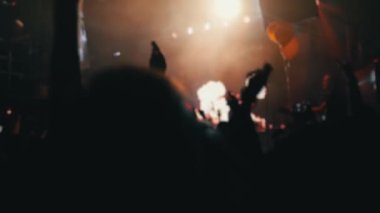 Kulüpteki konserde izleyiciler.