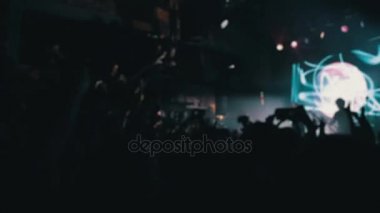 Kulüpteki konserde izleyiciler.