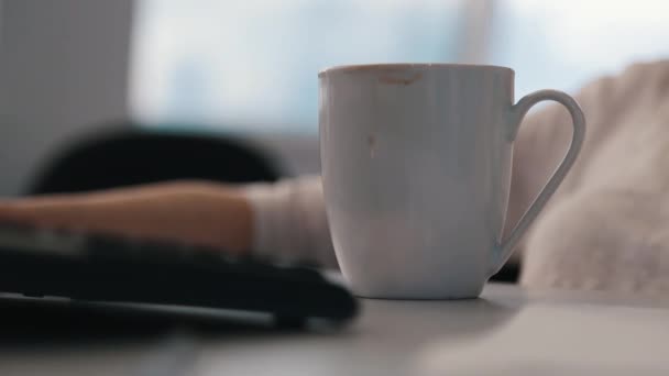 Tazza Caffè Sul Tavolo Con Giornalista — Video Stock