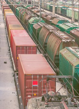 Yük vagonları istasyonunda