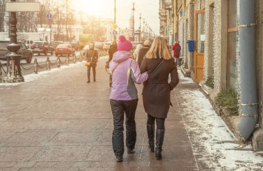 St. Petersburg sokaktaki insanlara 