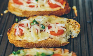 ekmek ızgara peynir, soğan ve domates ile