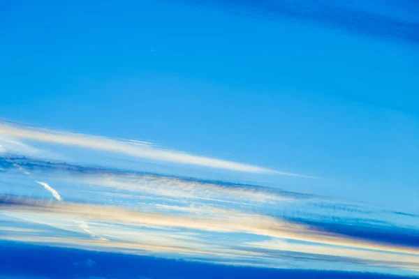 Nuvens horizontais em um céu azul — Fotografia de Stock