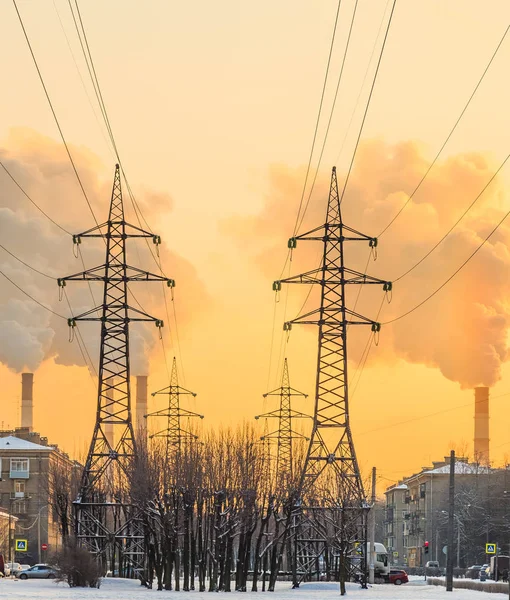 High-voltage line in the city — Stock Photo, Image