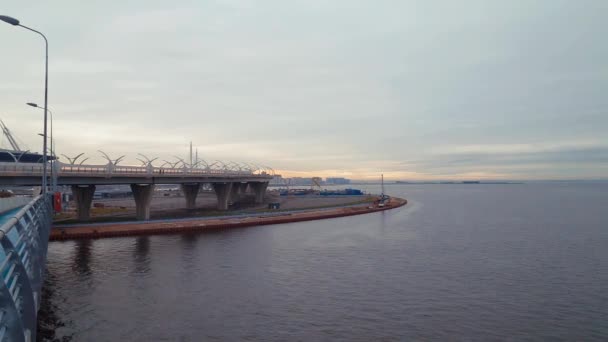 Ponte Sobre Aterro Golfo Finlandês São Petersburgo — Vídeo de Stock