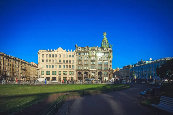 ST PETERSBURG, RÚSSIA - NOVEMBRO 5, 2017: livros de construção de casas sobre o Nevsky Prospekt. Casa dos Cantores — Fotografia de Stock
