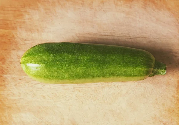 Stäng Visa zucchini på träytan — Stockfoto