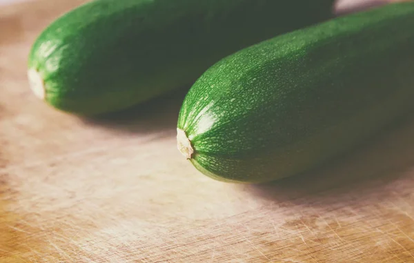 Sluiten van weergave courgette op houten oppervlak — Stockfoto