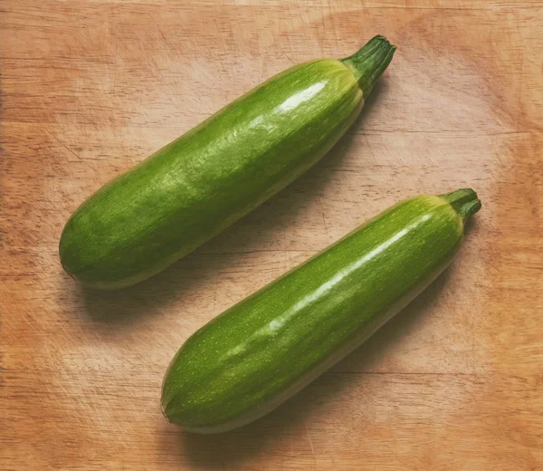 Sluiten van weergave courgette op houten oppervlak — Stockfoto