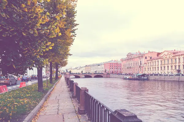 Набережная реки Фонтанки в Санкт-Петербурге осенним днем — стоковое фото