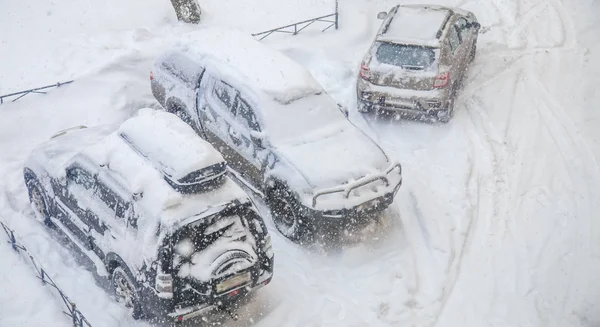 駐車中の車は降雪時に雪が降った — ストック写真