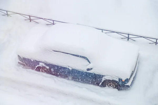 Parked cars snowed during a snowfall — Stock Photo, Image