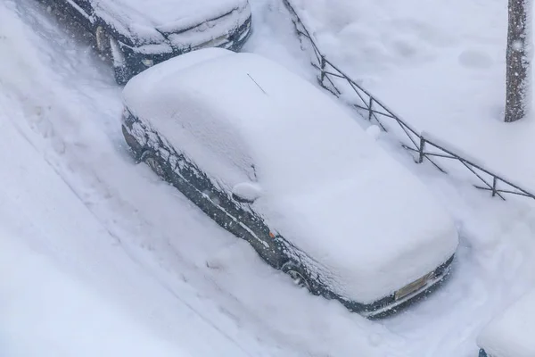駐車中の車は降雪時に雪が降った — ストック写真