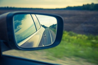 Yan ayna gelen trafik görünümünü