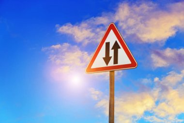 iki yol trafik yol işaretleri