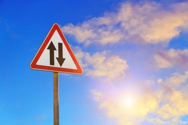 iki yol trafik yol işaretleri