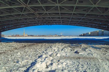 St Petersburg Sarayı Köprüsü altından Peter ve Paul Kalesi bir görünüm 