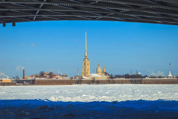 A view of the Peter and Paul Fortress from under the Palace Bridge in St. Petersburg — Stock Photo, Image