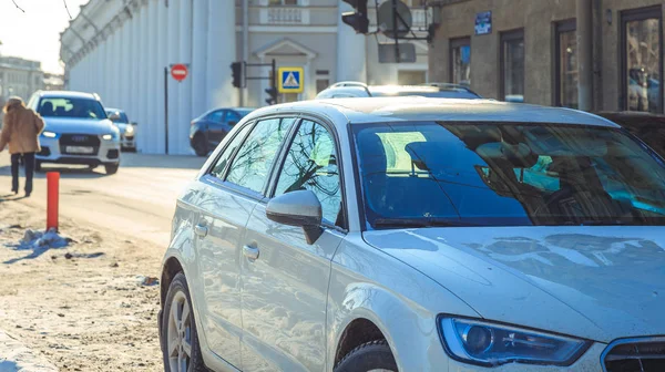 Gebrauchtwagen im Winter auf der Straße parken — Stockfoto