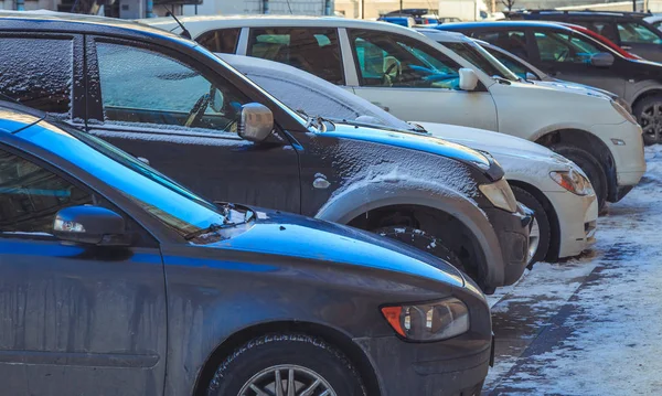 Gebrauchtwagen im Winter auf der Straße parken — Stockfoto