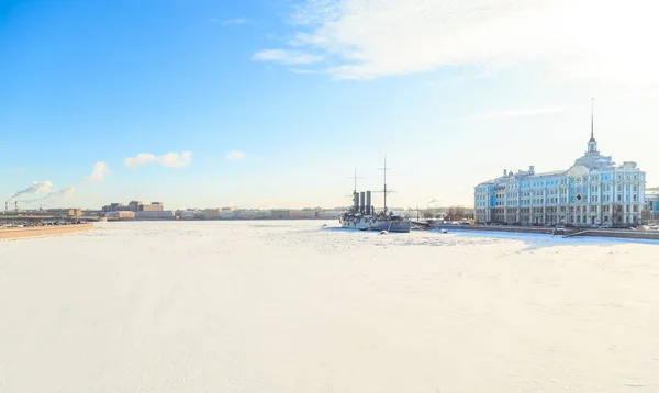 Panorama del crucero Aurora en San Petersburgo en invierno — Foto de Stock