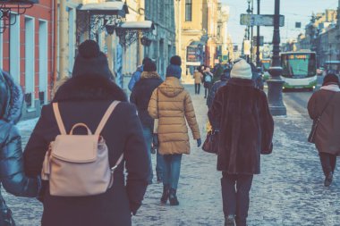 Arkadan Görünüm. St. Petersburg sokaktaki insanlara 